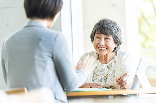 「区役所の相談窓口」に相談に行きます。